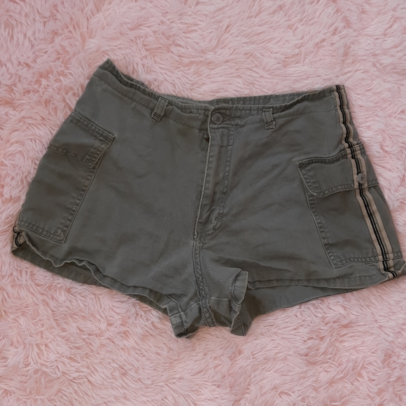 Included as freebie for loyal customer! 90s Jordache cargo mini shorts - Picture 2 of 9